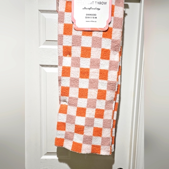 MILLIHOME Oversized Checkered Ultrasoft Knit Throw -50" x 70" - Picture 4 of 4